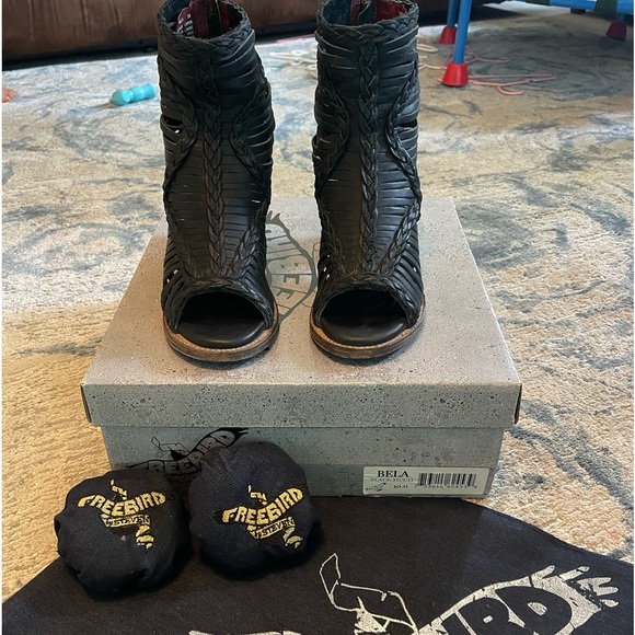 Free Birds Bella’s size 10 only worn 1 time Multi Black Color